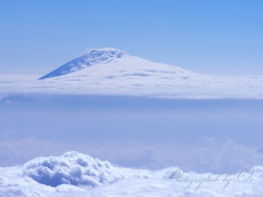 北岳より望む笠雲の富士山の写真