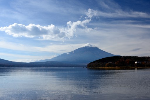 山中湖からの富士山と翼雲の写真