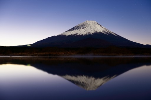 精進湖から夜明けの富士山の写真