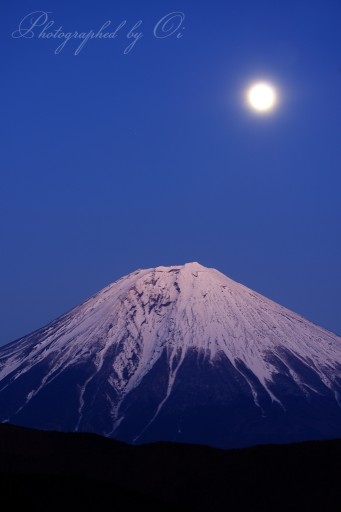 佐野峠より望む月と富士山の写真