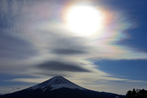 富士河口湖町から望む笠雲と彩雲の富士山の写真
