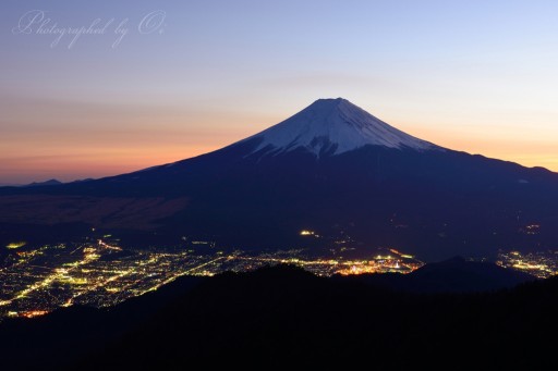 三つ峠からの夕景と富士山の写真