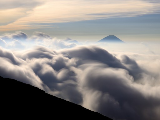 北岳・八本歯のコルより雲海と富士山の写真