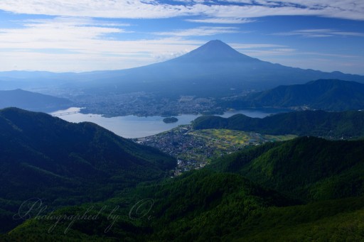 新道峠から望む富士山の写真