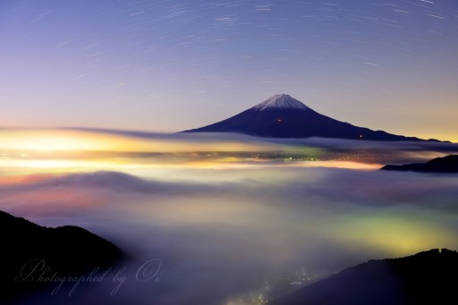 新道峠の雲海と夜景の写真