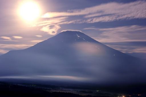 三国峠から望む月と夏の富士山の写真
