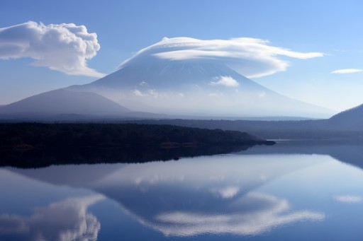 本栖湖の逆さ富士と笠雲の写真