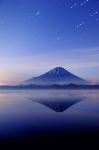 精進湖から望む夜明けの富士山と逆さ富士の写真