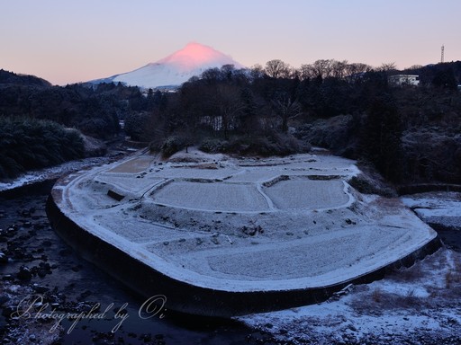小山町・竹之下棚田の雪景色と富士山の写真