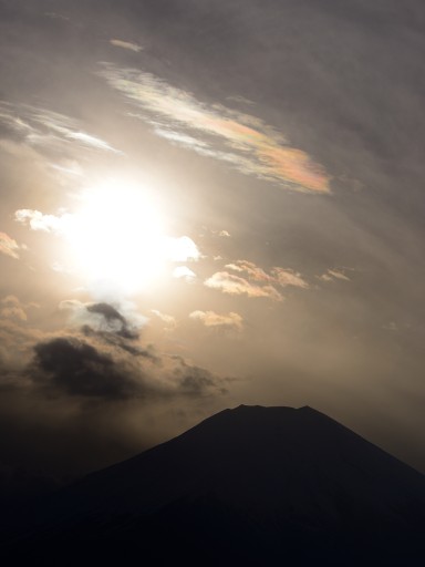 二十曲峠から望む彩雲と富士山の写真