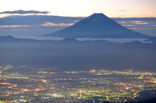 甘利山から夜明けの富士山の写真
