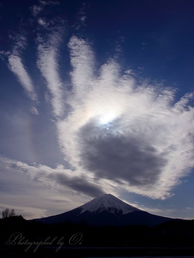 富士山上空の笠雲と日暈の写真