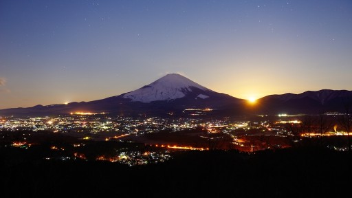 足柄街道から望む夜景と富士山と月の入りの写真