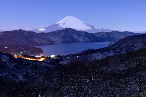 箱根大観山の樹氷と月光富士山の写真