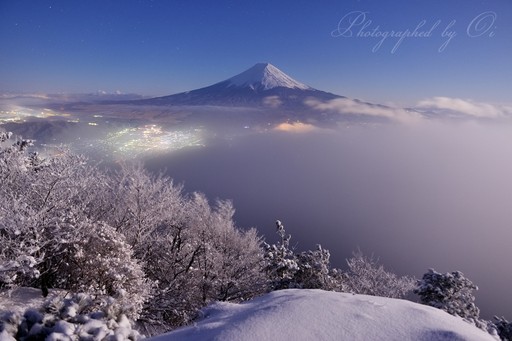 三ツ峠山から望む月光の雪景色と雲海の富士山の写真