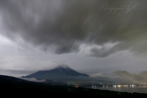 パノラマ台から曇天の富士山の写真
