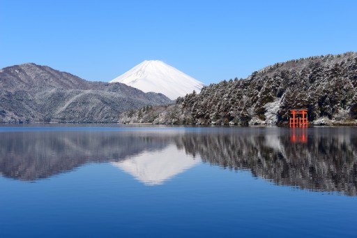 芦ノ湖湖畔の雪景色と逆さ富士の写真