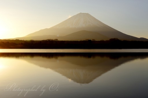 精進湖の御来光と逆さ富士の写真
