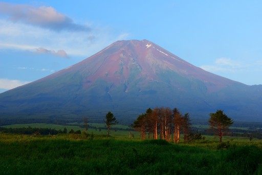 梨ヶ原からの赤富士の写真