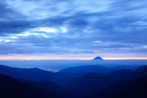 北岳から夜明けの富士山の写真