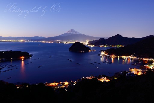 発端丈山からの夜景と富士山の写真
