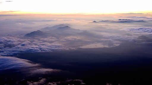 富士山山頂から望む夜明けの雲海と山中湖の写真