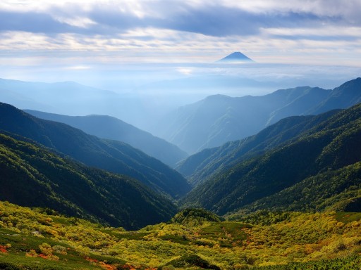 北岳の紅葉と富士山の写真