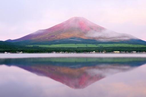 山中湖から望む赤富士と逆さ富士の写真