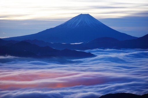 櫛形山から望む夜明けの雲海と富士山の写真