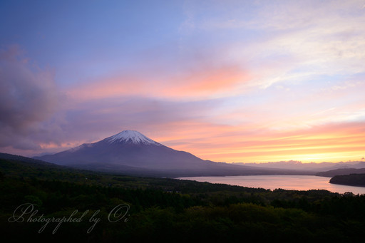 三国峠・パノラマ台より望む富士山と夕焼けと山中湖の写真