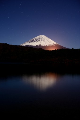 西湖の星空と逆さ富士の写真