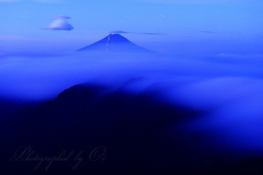 白谷丸の滝雲と富士山の写真
