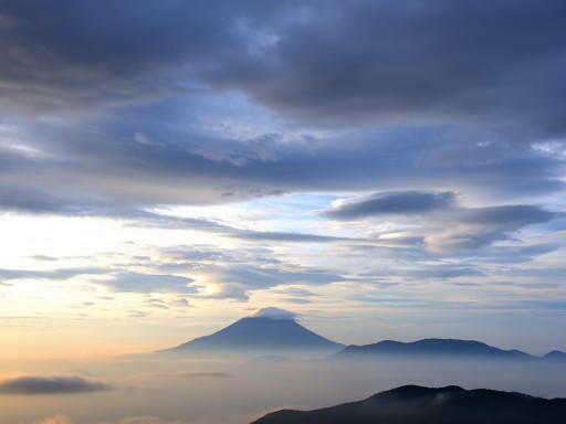 池の茶屋林道から望む富士山と朝焼けの写真