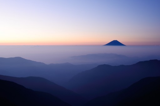 北岳から望む夜明けの富士山の写真