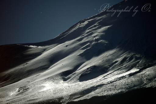 月光に照る富士山の斜面の写真