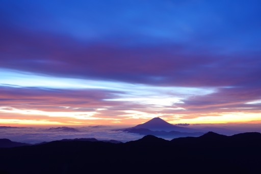赤石岳から富士山と朝焼けの写真