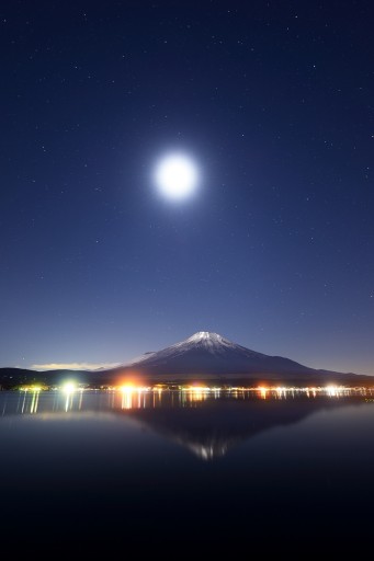 山中湖より望む月光の富士山の写真