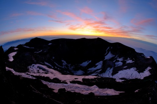 富士山頂から望む朝焼けの写真