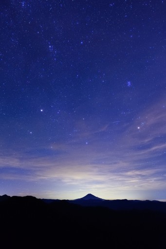 蕎麦粒山から星空と富士山の写真