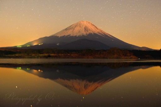 精進湖の月光紅富士の写真