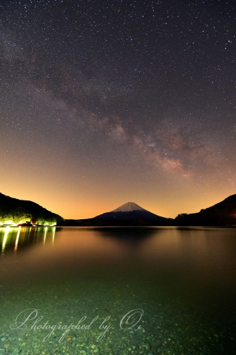 精進湖の天の川と富士山の写真
