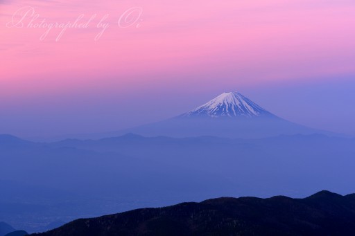 国師ヶ岳の朝焼け富士山の写真