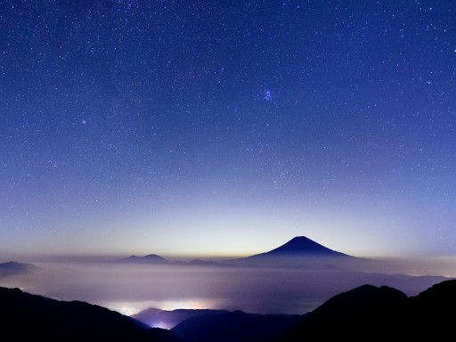身延山地からの雲海と星空の富士山の写真