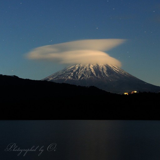 星空と笠雲の富士山の写真
