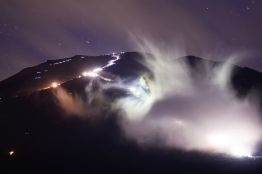 滝沢林道から富士登山の光跡の写真