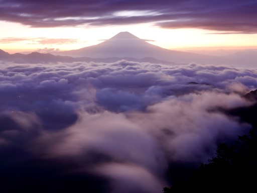 安倍峠から望む夜明けの雲海と富士山の写真