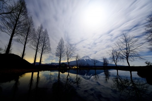 ふもとっぱらから望む月光の逆さ富士の写真