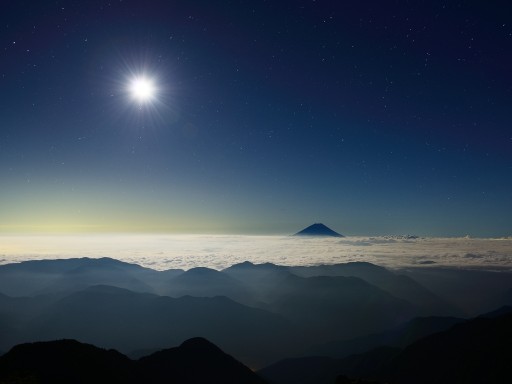 白河内岳から雲海と富士山の星景の写真