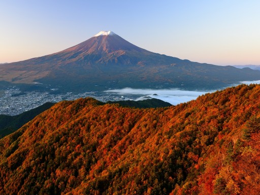 三ッ峠山の紅葉と富士山の写真