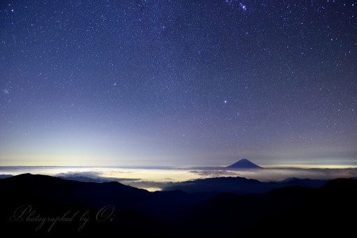 北岳から望む富士山と星空の写真